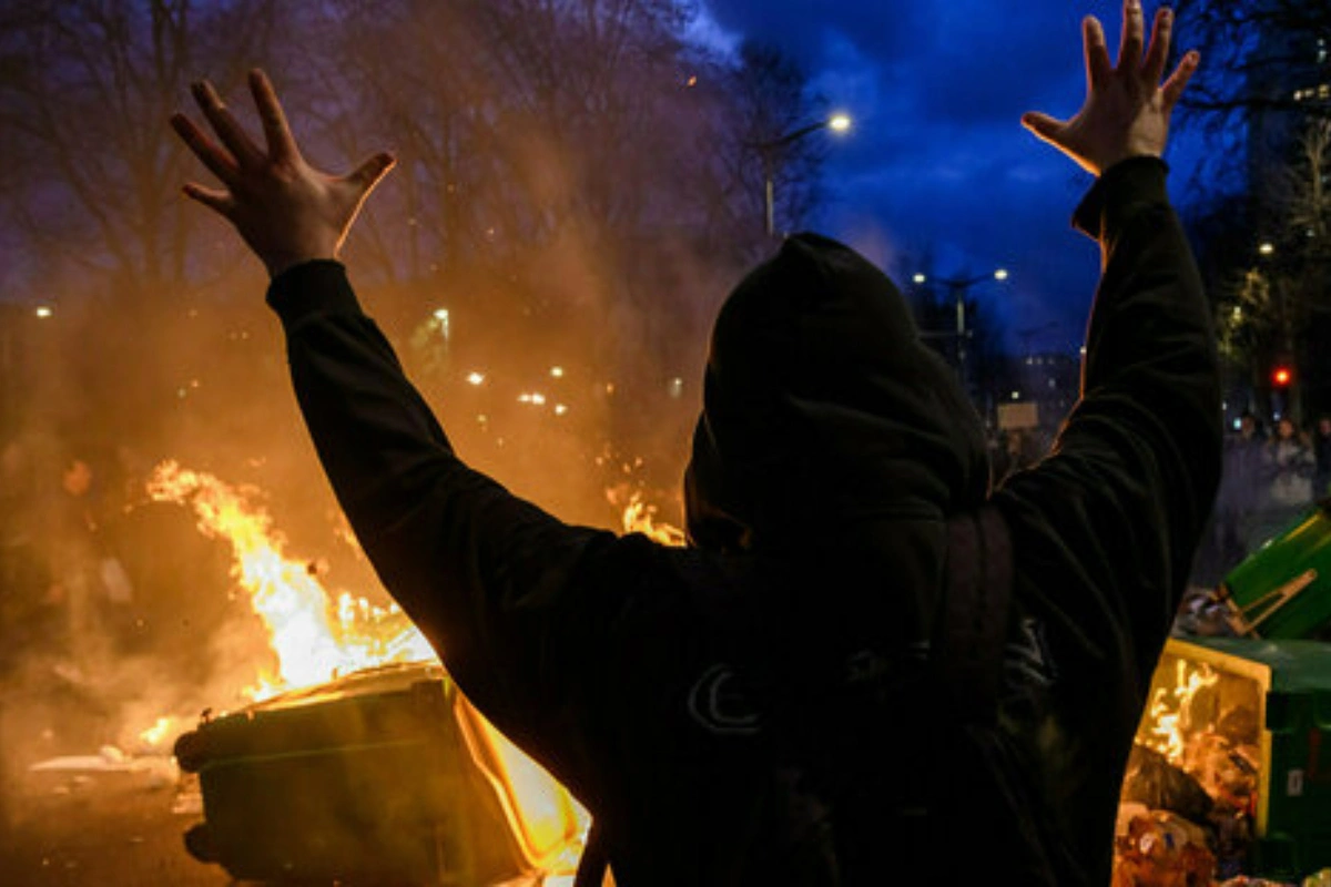 В Париже начались стычки между силовиками и противниками пенсионной реформы - ВИДЕО